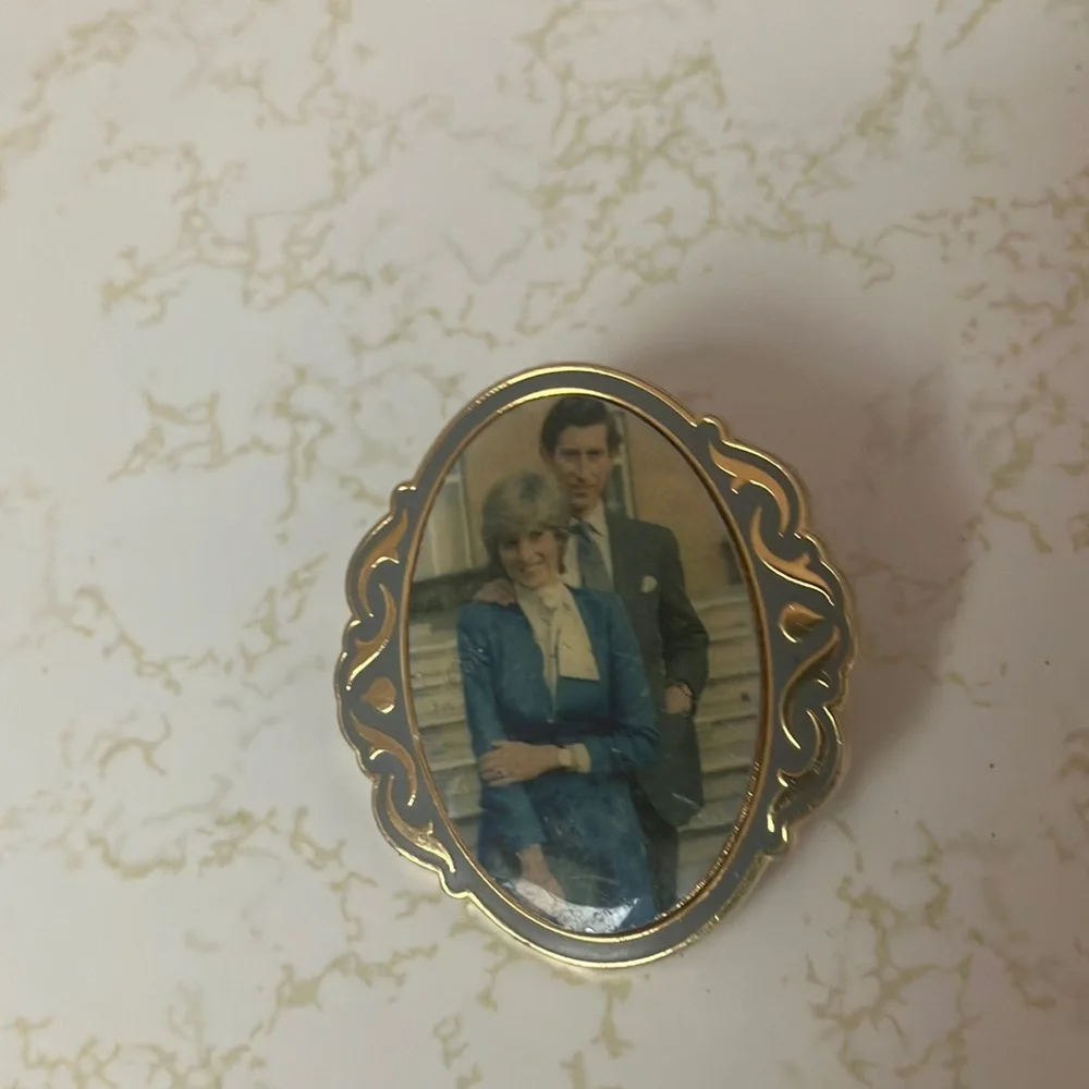 Gold Oval Brooch with Charles and Diana   RA100